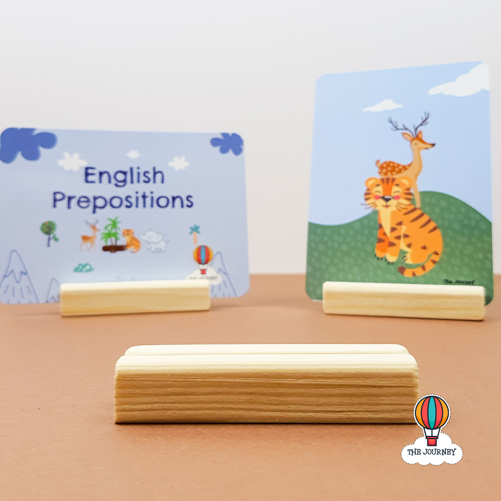 حامل بطاقات خشبي صغير