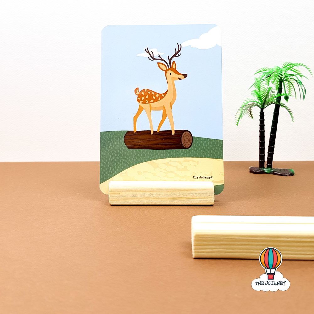 حامل بطاقات خشبي صغير